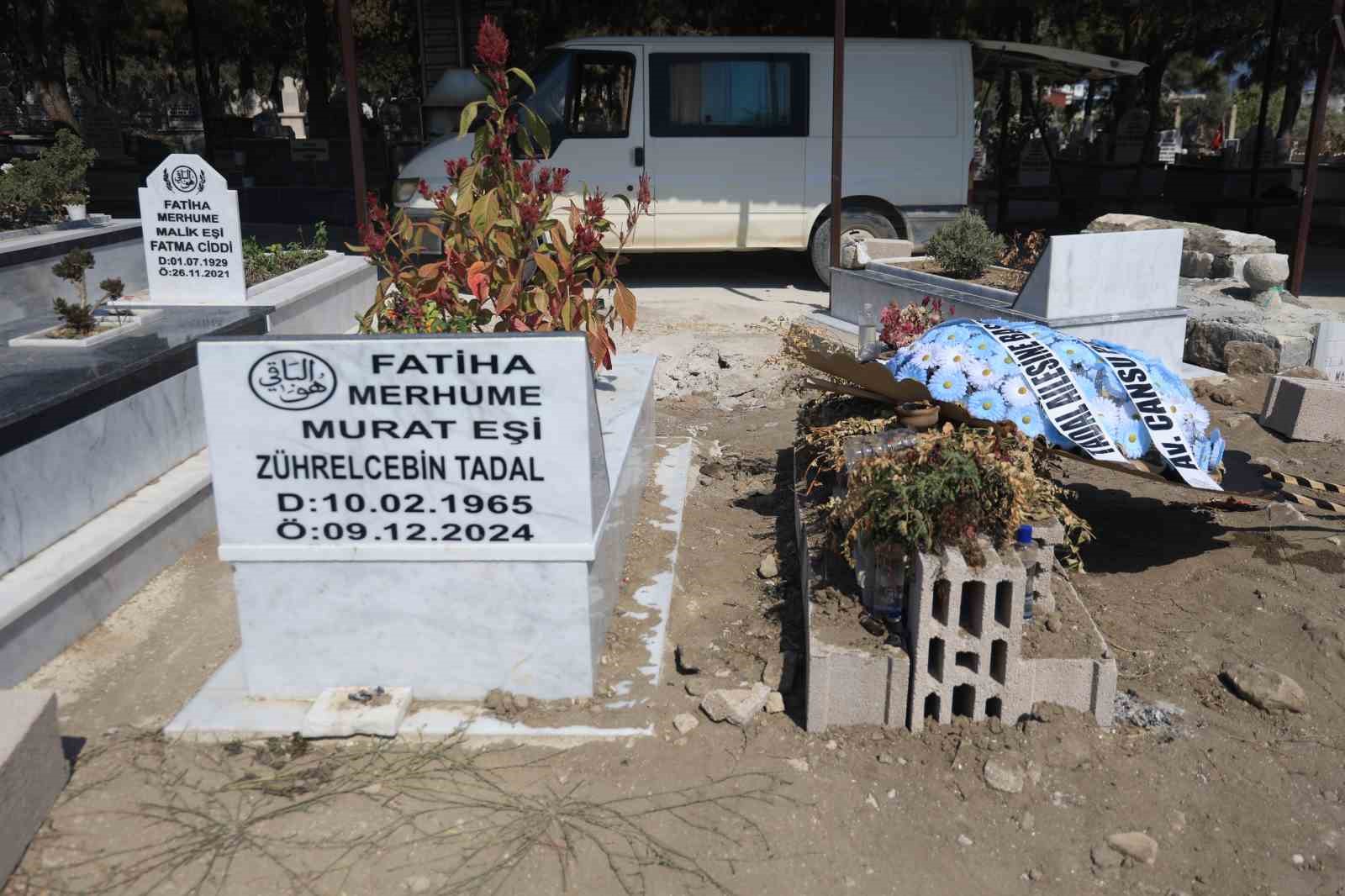 Hastanede kalp krizi geçirerek vefat eden 24 yaşındaki doktor, 8 ay önce trafik kazasında ölen annesinin yanına defnedildi