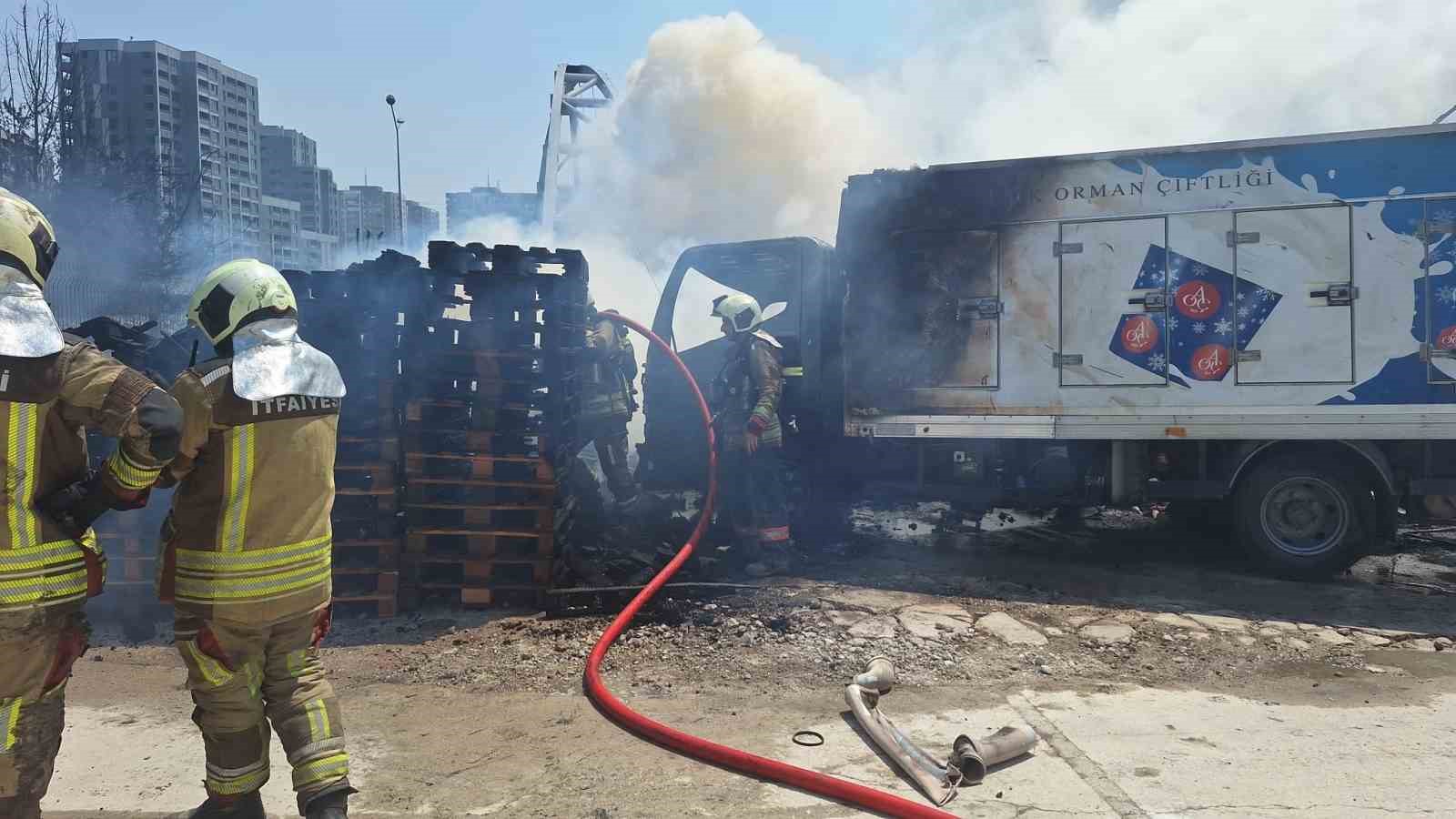 Ankara’da fabrika deposunda yangın