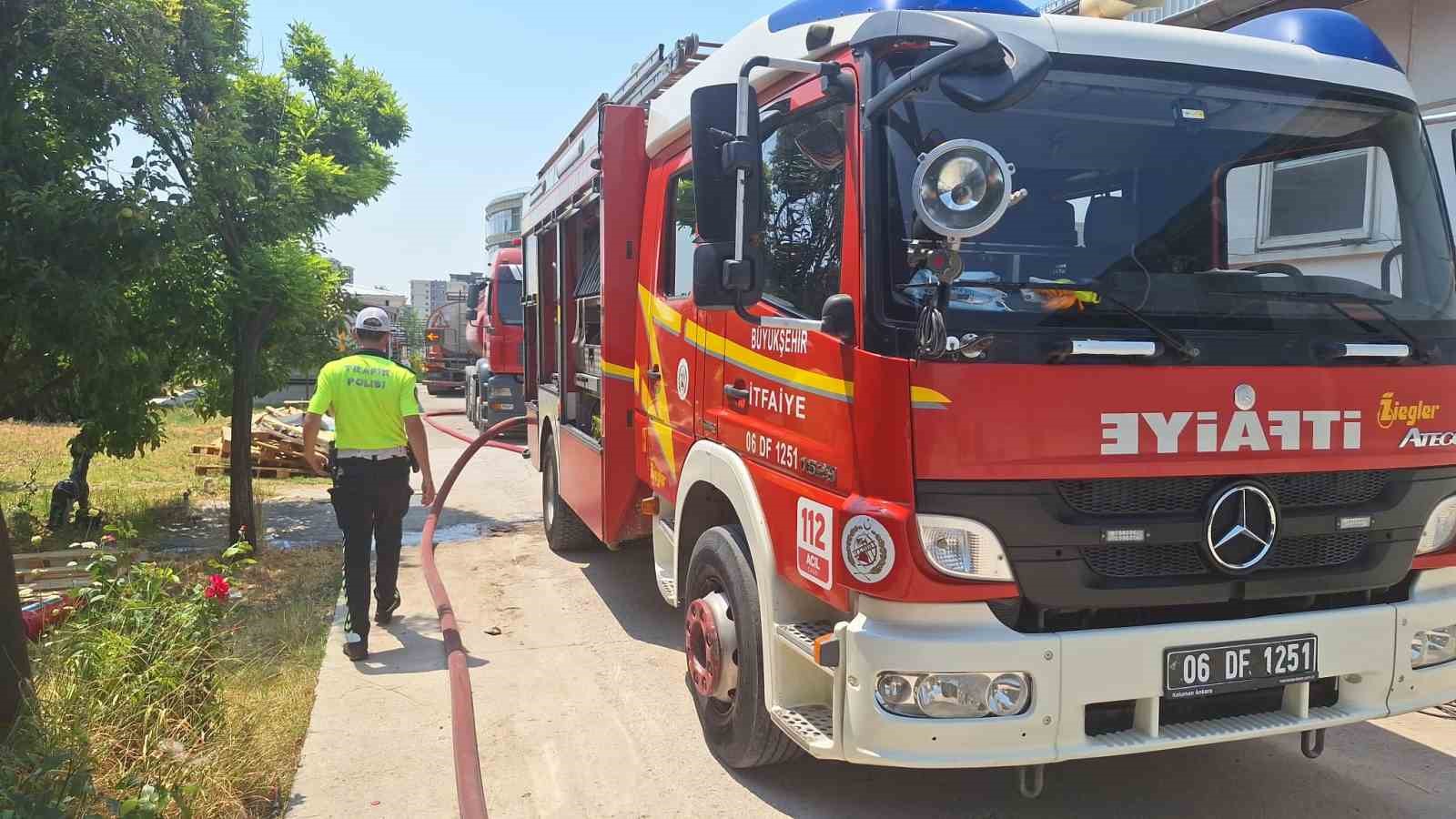 Ankara’da fabrika deposunda yangın