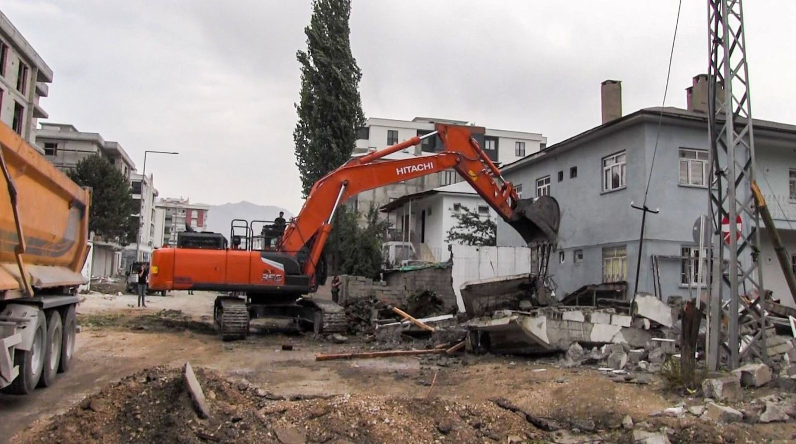 Terzioğlu Caddesi’ndeki çalışmalarda imar planı uygulanıyor
