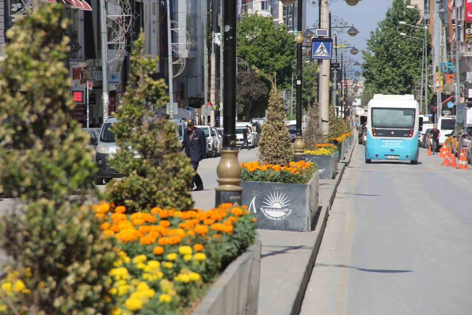 Van’daki cadde ve kavşaklar çiçek açtı