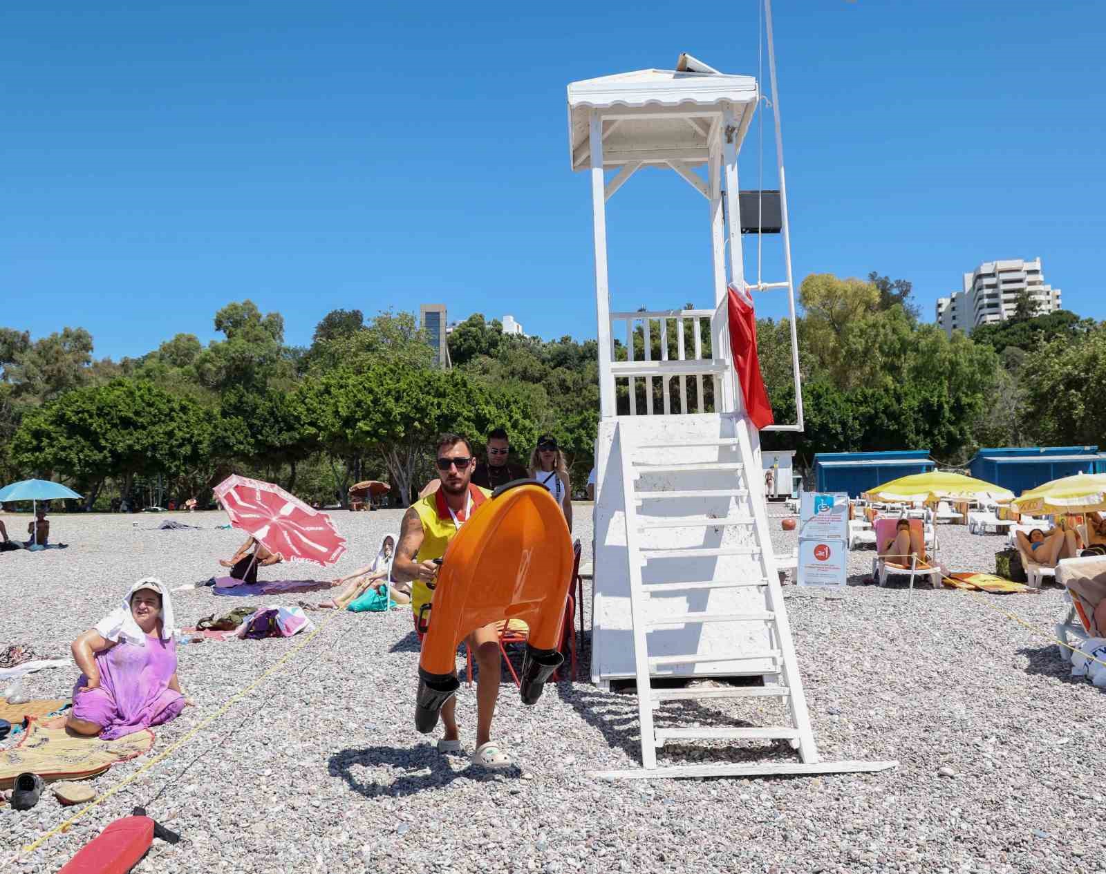 Konyaaltı Sahili’nde İnsansız Robot Cankurtaran iş başında