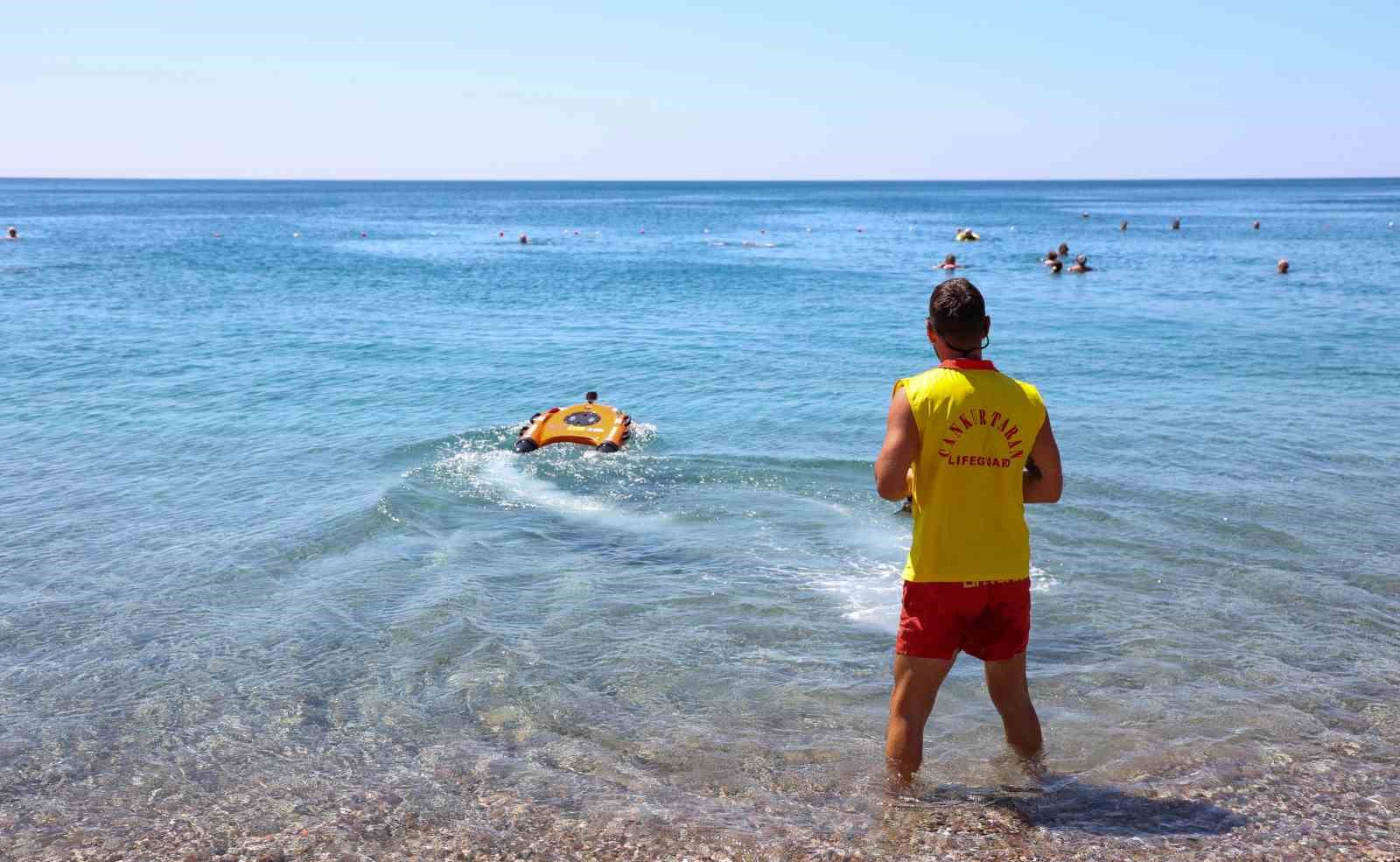 Konyaaltı Sahili’nde İnsansız Robot Cankurtaran iş başında