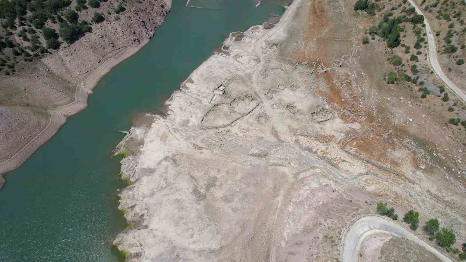 Barajlarda kritik alarm: Eski köyler gün yüzüne çıktı