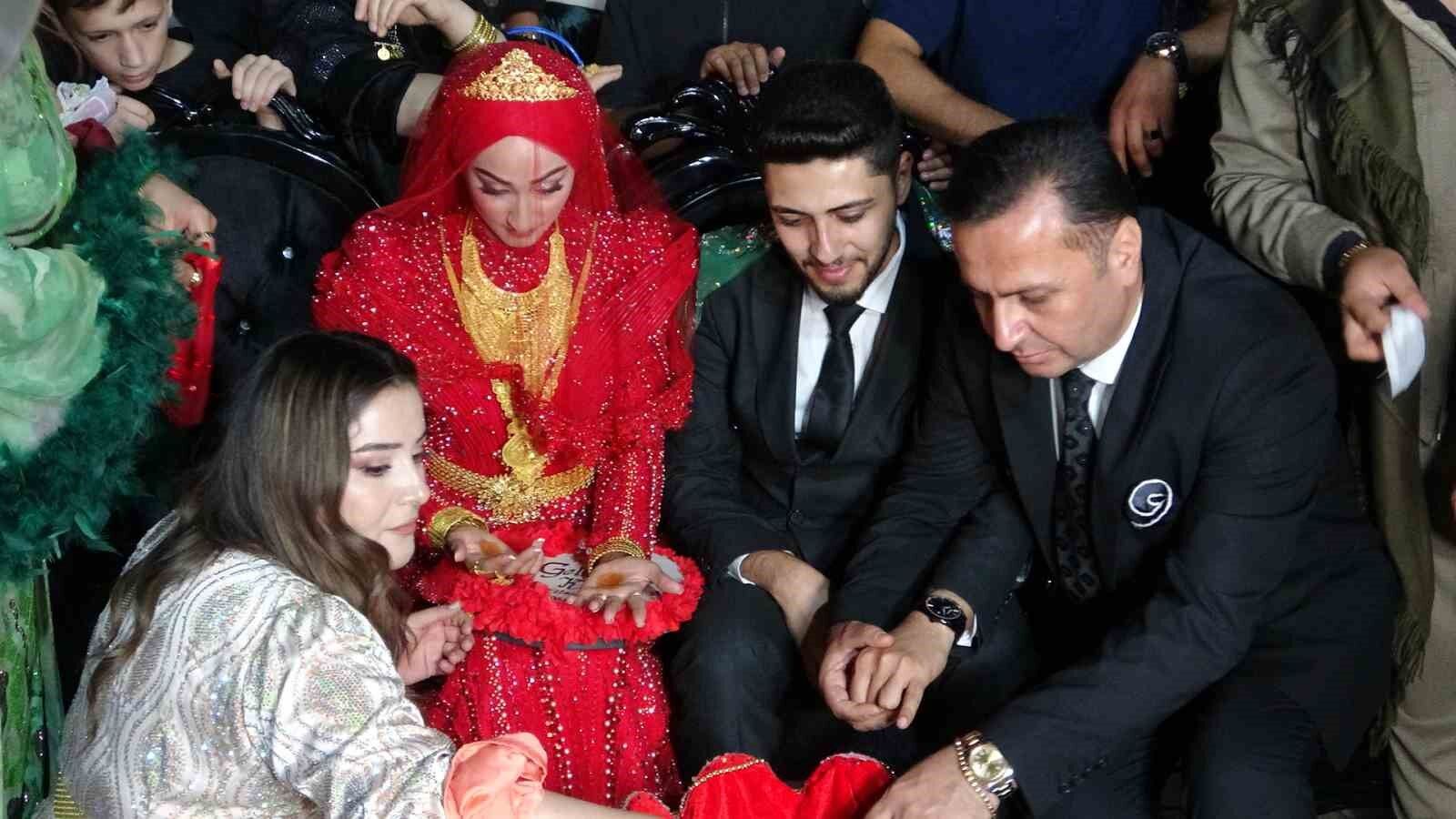 Aşiret düğününde damada 7 buçuk milyon, geline 1 buçuk kilo altın takıldı