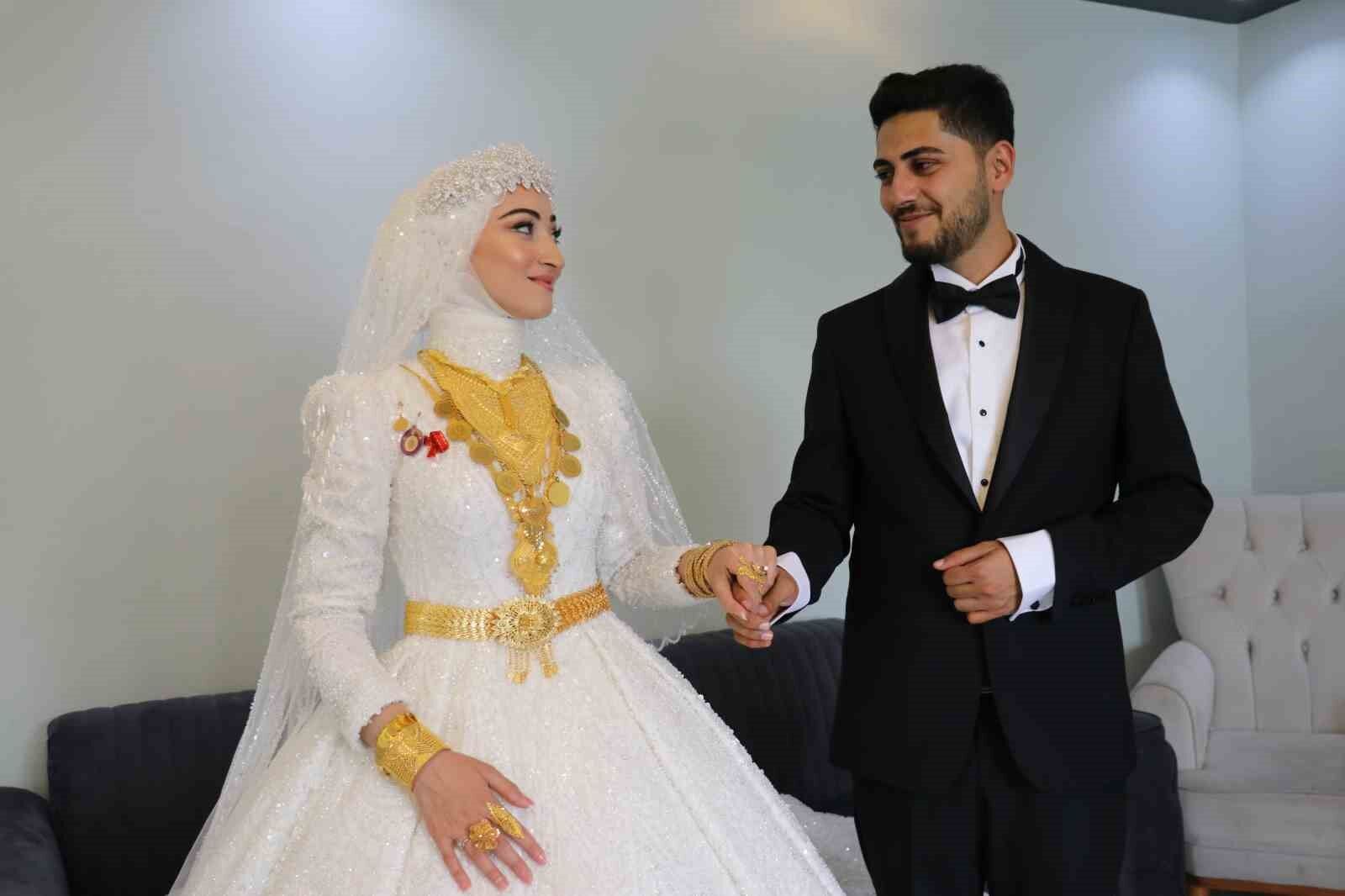 Aşiret düğününde damada 7 buçuk milyon, geline 1 buçuk kilo altın takıldı