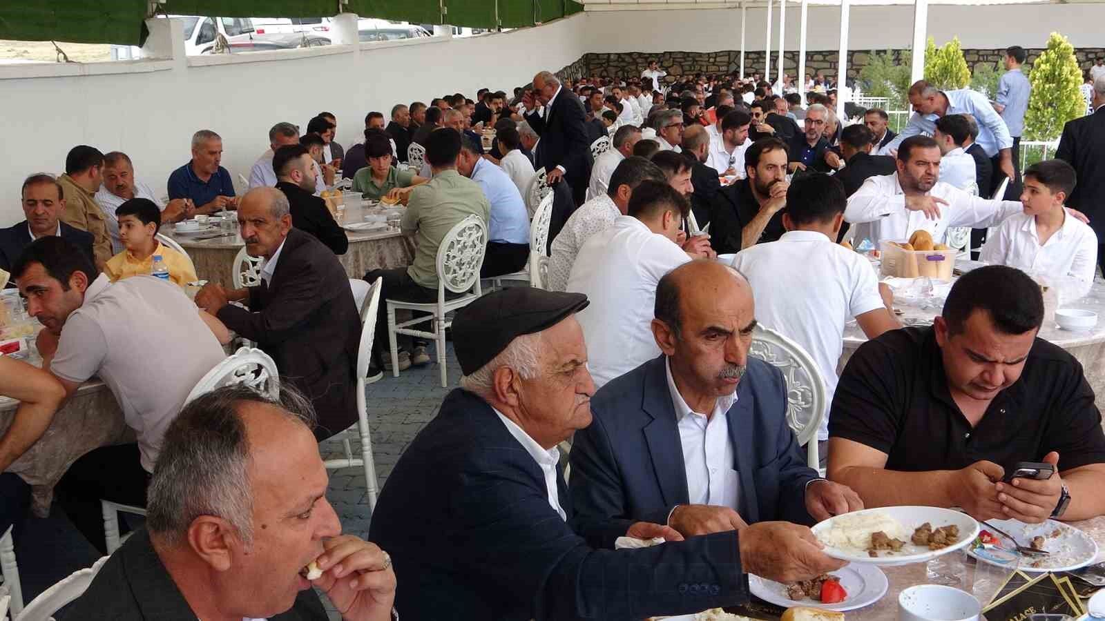 Aşiret düğününde damada 7 buçuk milyon, geline 1 buçuk kilo altın takıldı