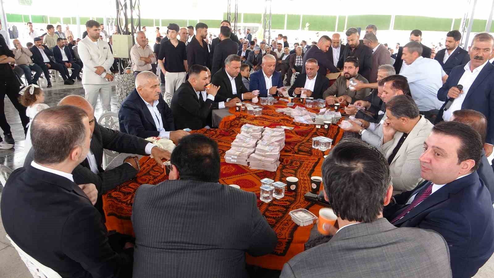 Aşiret düğününde damada 7 buçuk milyon, geline 1 buçuk kilo altın takıldı