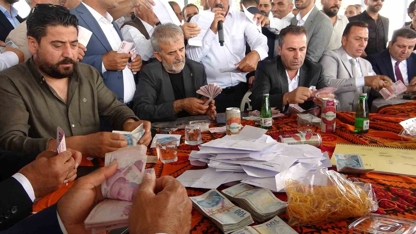 Aşiret düğününde damada 7 buçuk milyon, geline 1 buçuk kilo altın takıldı