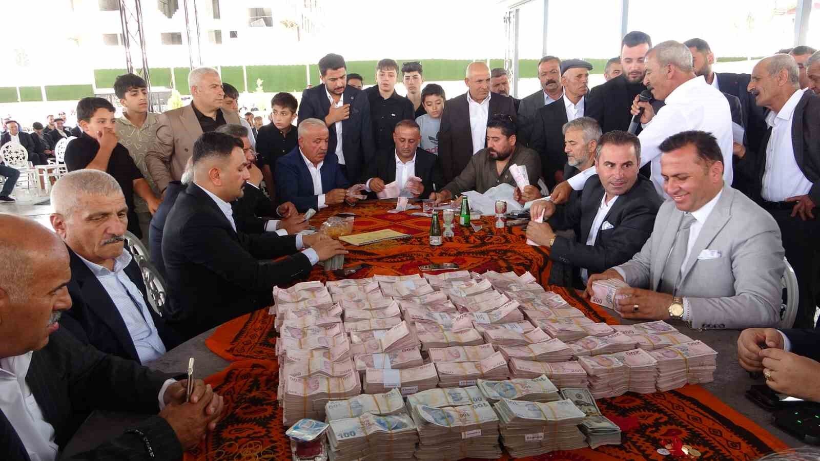 Aşiret düğününde damada 7 buçuk milyon, geline 1 buçuk kilo altın takıldı