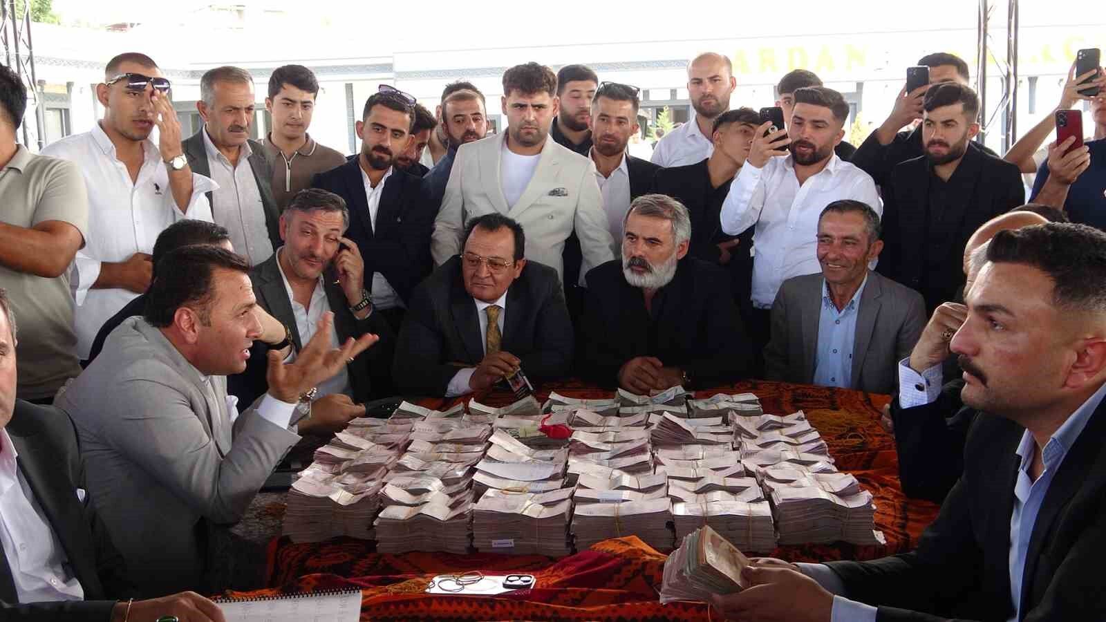 Aşiret düğününde damada 7 buçuk milyon, geline 1 buçuk kilo altın takıldı