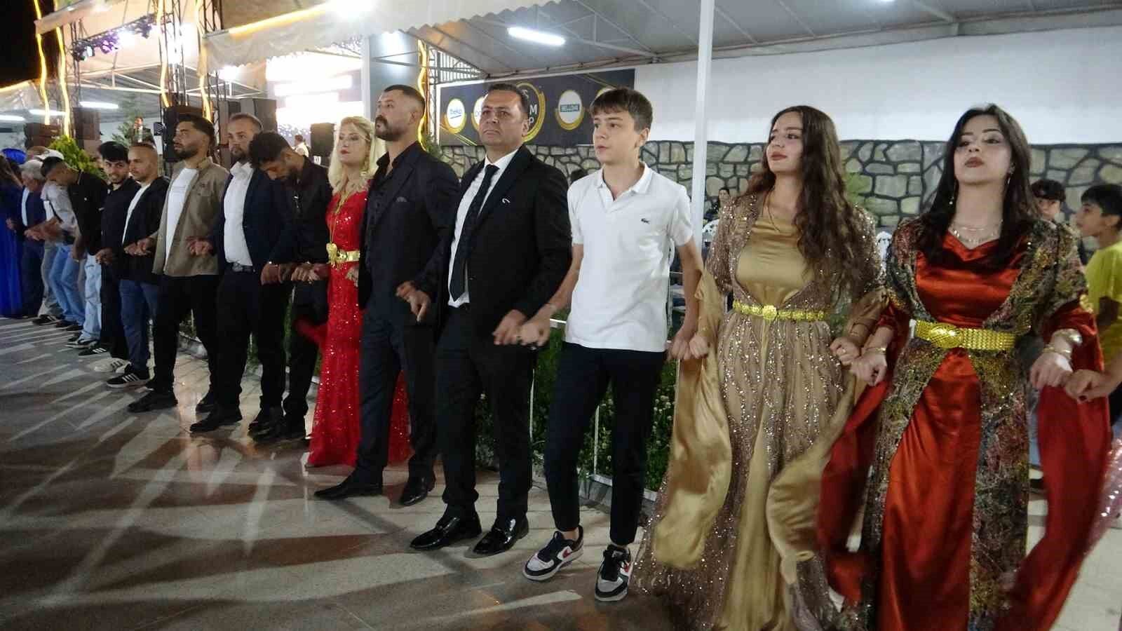 Aşiret düğününde damada 7 buçuk milyon, geline 1 buçuk kilo altın takıldı