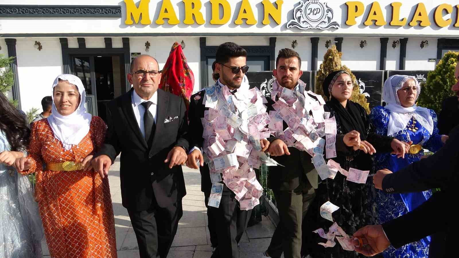 Aşiret düğününde damada 7 buçuk milyon, geline 1 buçuk kilo altın takıldı