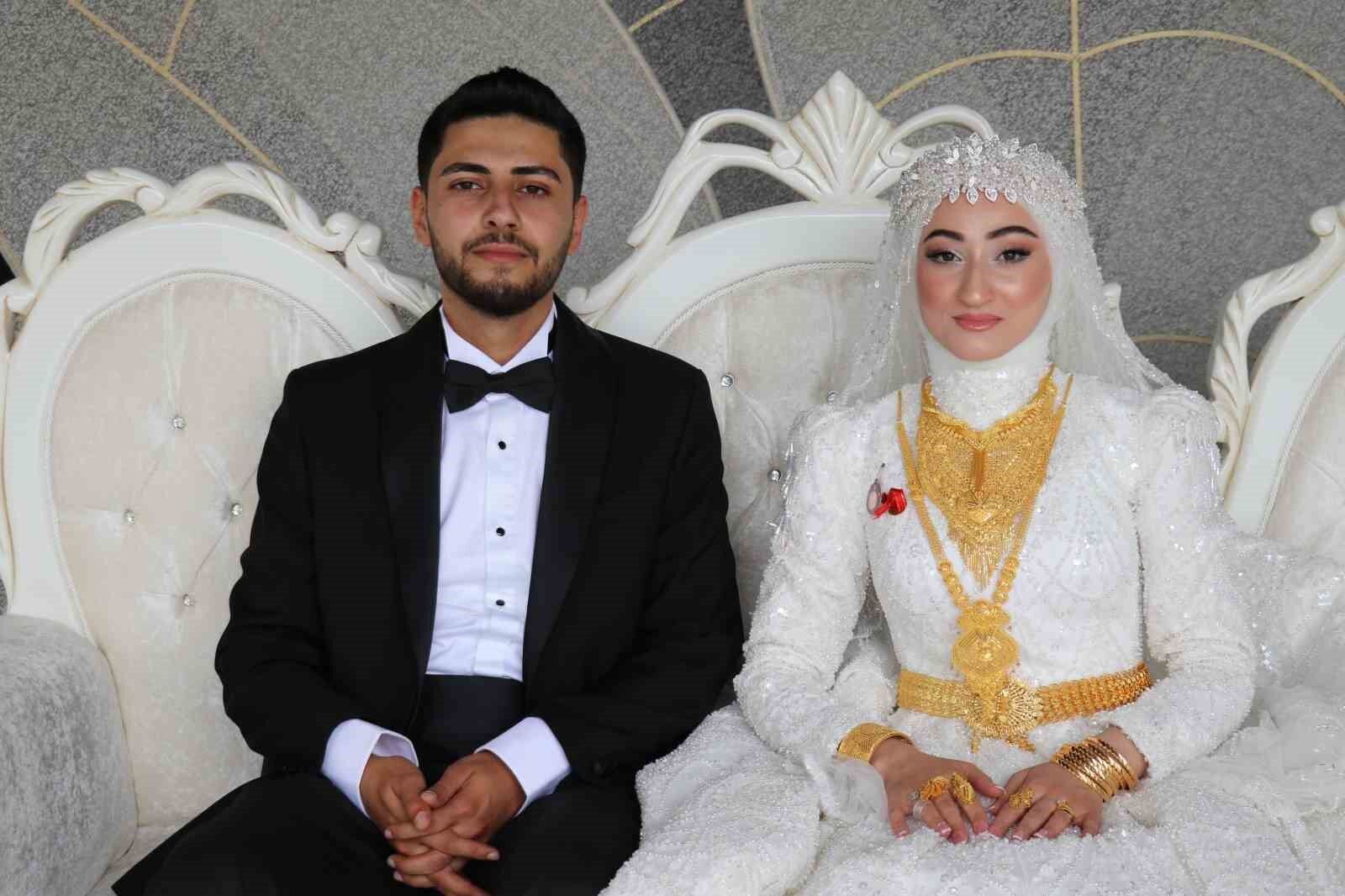 Aşiret düğününde damada 7 buçuk milyon, geline 1 buçuk kilo altın takıldı