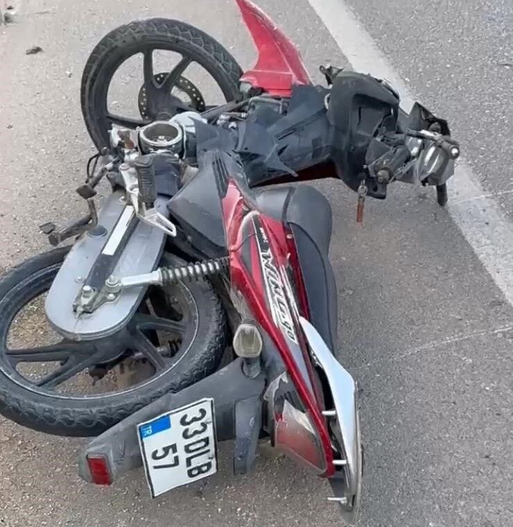 Kazada yaralanan sürücüye yoldan geçen doktor müdahale etti