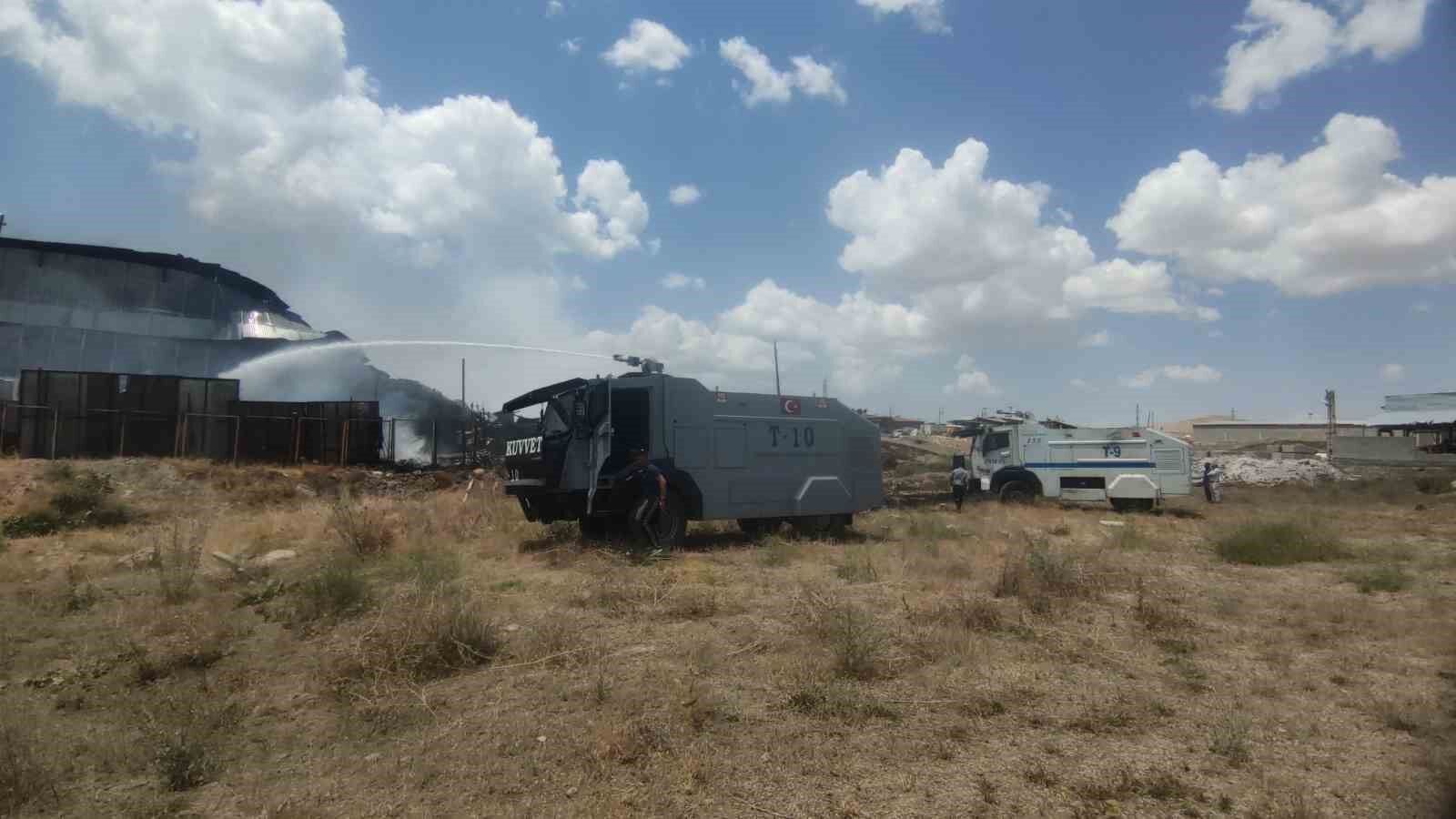 Van’da geri dönüşüm tesisinde çıkan yangına itfaiye ekipleri ve TOMA’dan müdahale