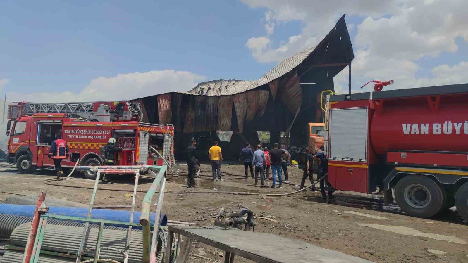 Van’da geri dönüşüm tesisinde çıkan yangına itfaiye ekipleri ve TOMA’dan müdahale