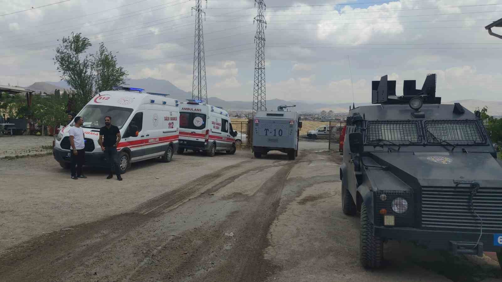 Van’da geri dönüşüm tesisinde çıkan yangına itfaiye ekipleri ve TOMA’dan müdahale