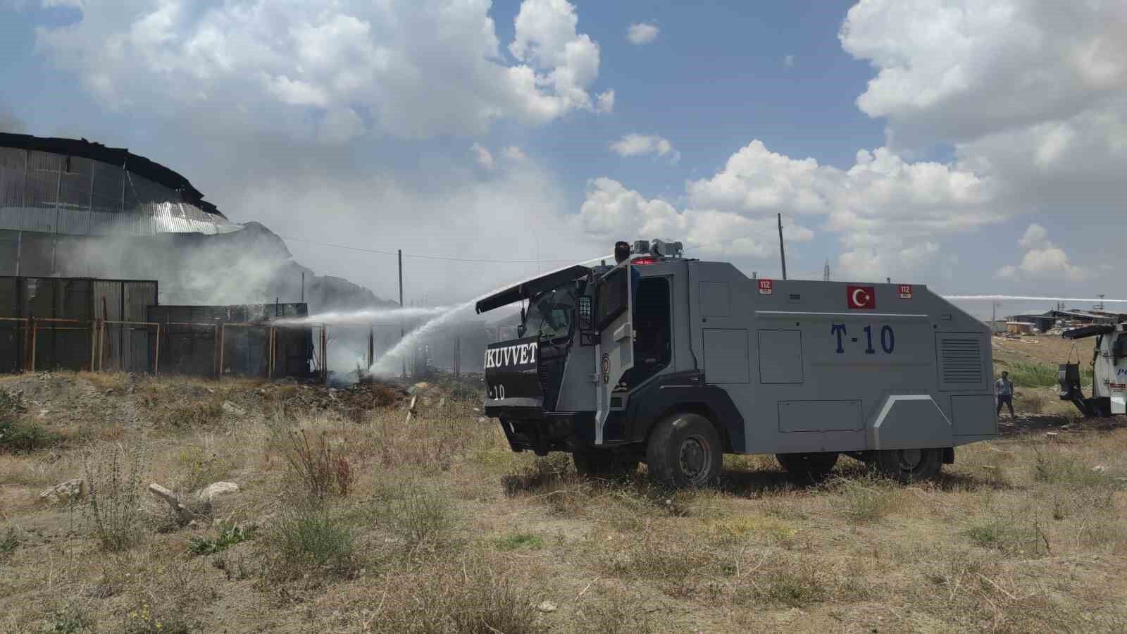 Van’da geri dönüşüm tesisinde çıkan yangına itfaiye ekipleri ve TOMA’dan müdahale