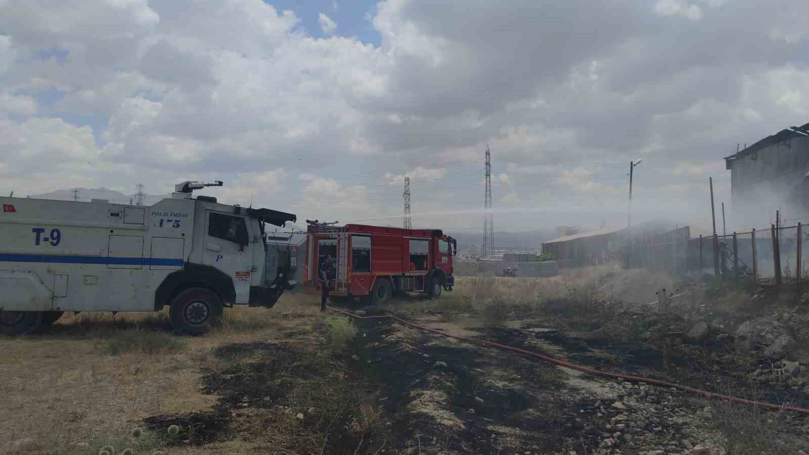 Van’da geri dönüşüm tesisinde çıkan yangına itfaiye ekipleri ve TOMA’dan müdahale