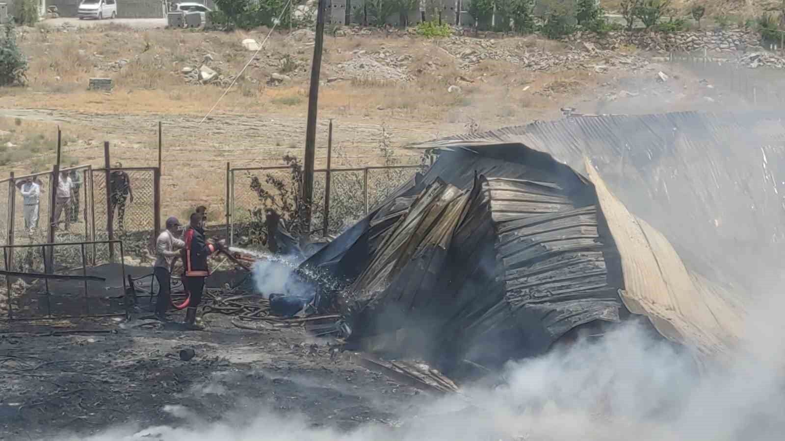 Van’da geri dönüşüm tesisinde çıkan yangına itfaiye ekipleri ve TOMA’dan müdahale