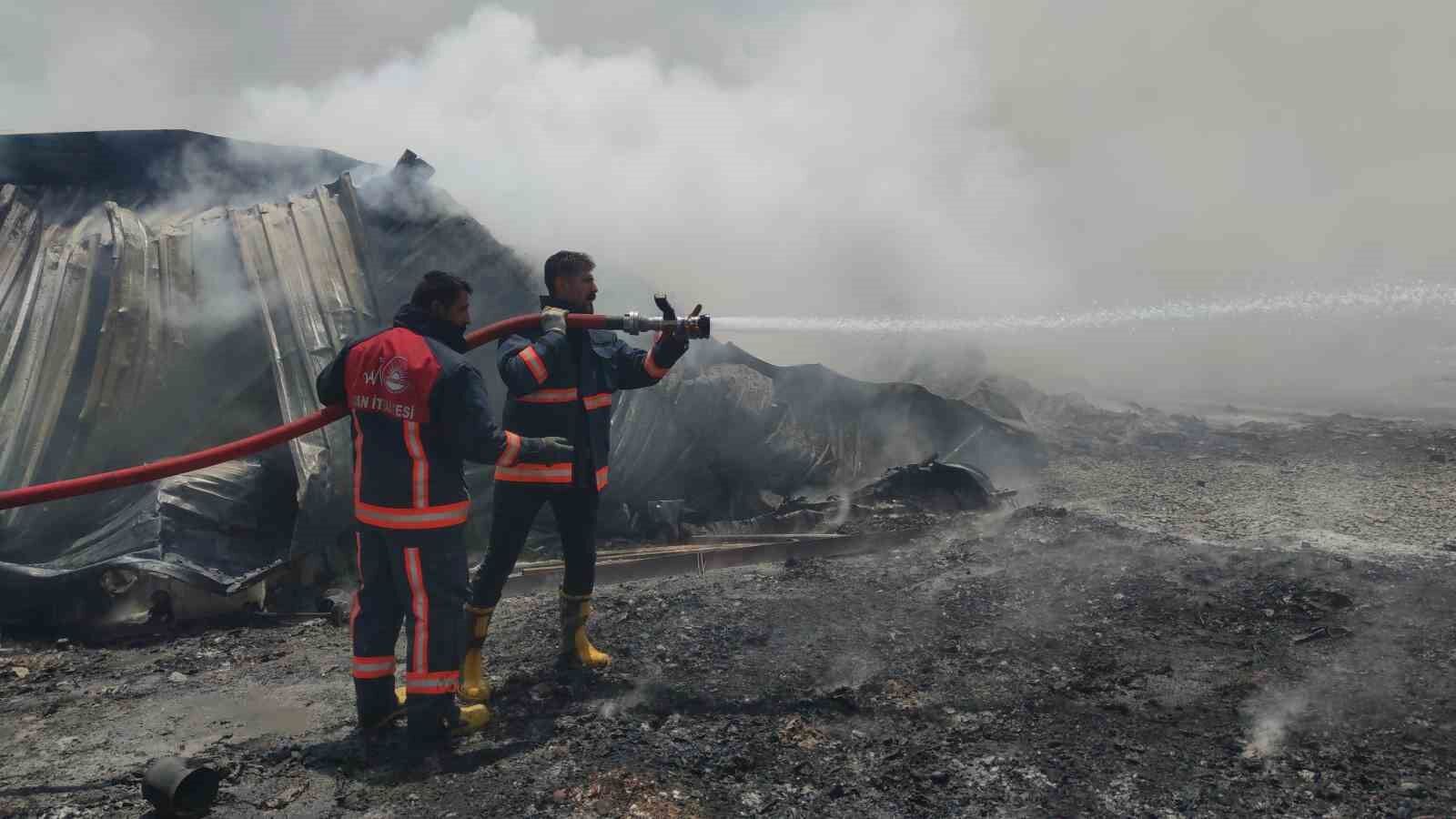 Van’da geri dönüşüm tesisinde çıkan yangına itfaiye ekipleri ve TOMA’dan müdahale