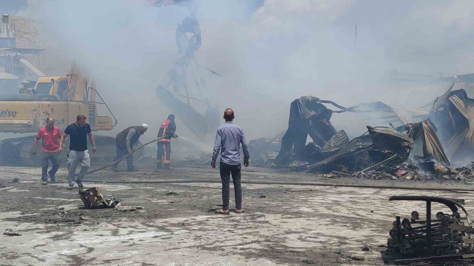 Van’da geri dönüşüm tesisinde çıkan yangına itfaiye ekipleri ve TOMA’dan müdahale