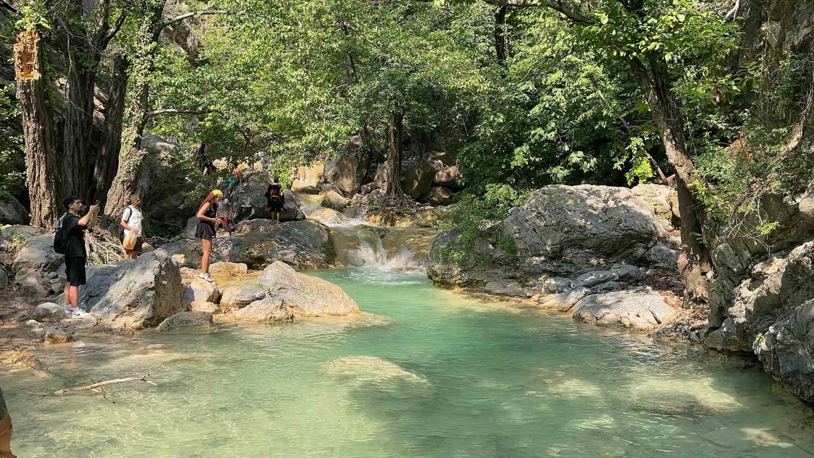 Zorlu parkurların ardındaki saklı cennet Sarısu Şelalesi