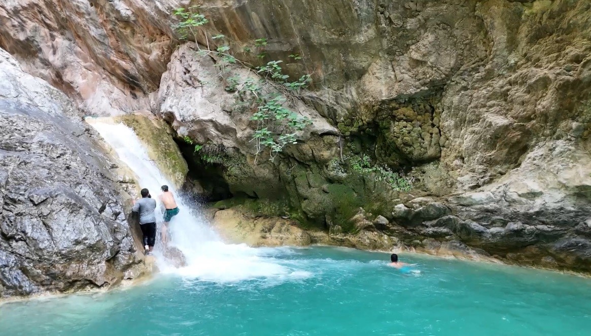 Zorlu parkurların ardındaki saklı cennet Sarısu Şelalesi