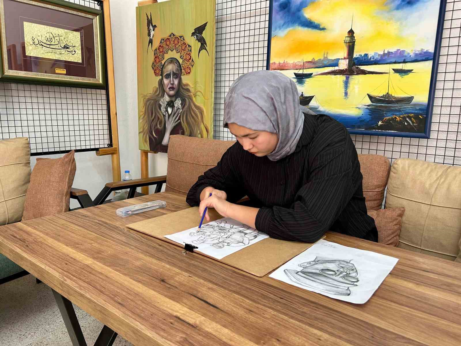 Vanlı Melek engelleri resim sanatıyla aştı