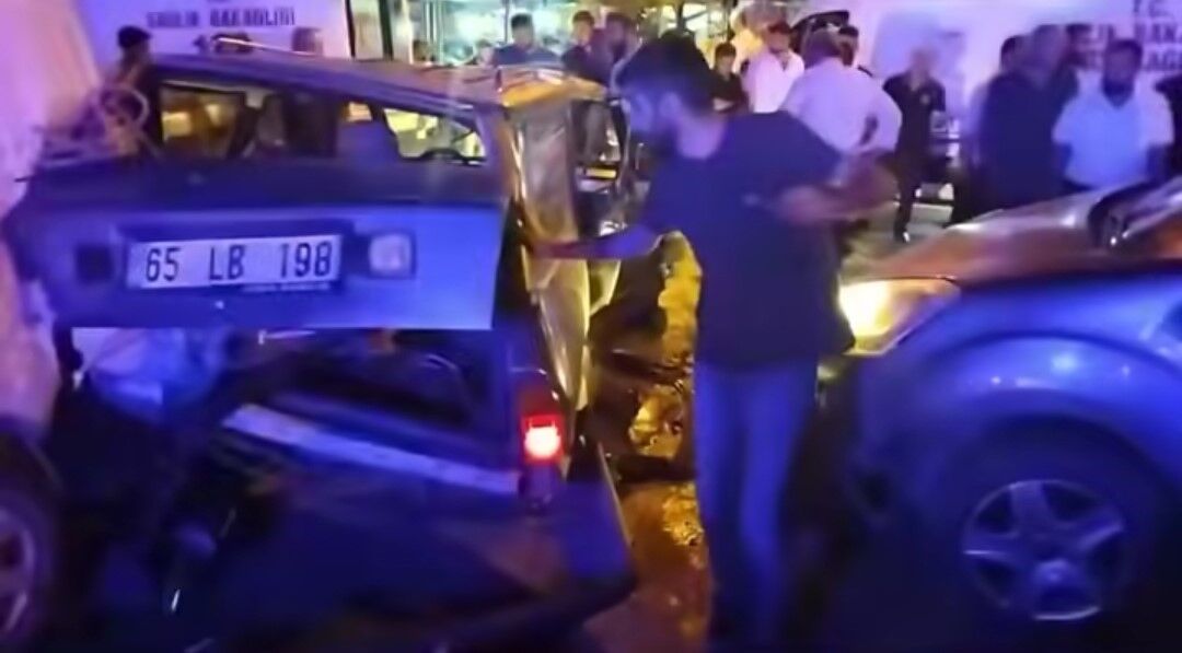 Van’da üç araç çarpıştı: 5 yaralı