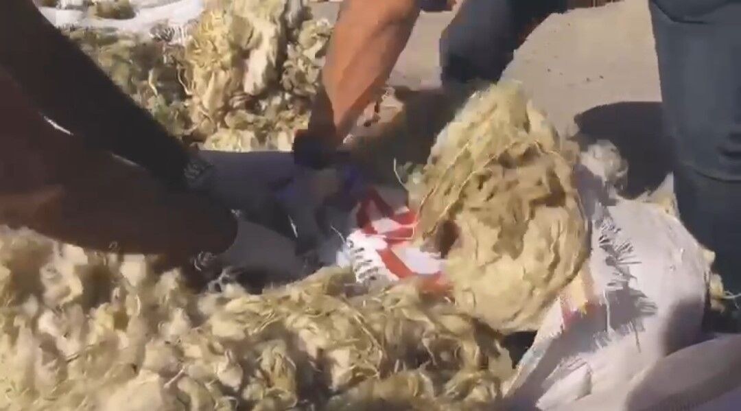 Van’da kamyonetteki yün çuvallarının içinden 122 kilo uyuşturucu çıktı