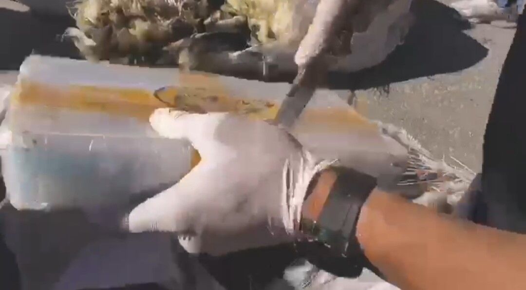 Van’da kamyonetteki yün çuvallarının içinden 122 kilo uyuşturucu çıktı