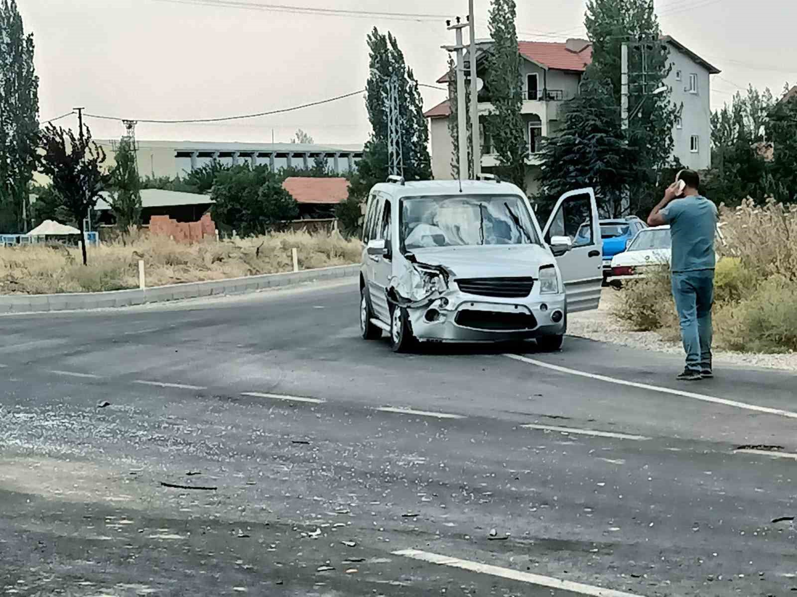 Isparta’da iki otomobil kavşakta çarpıştı: 3 yaralı