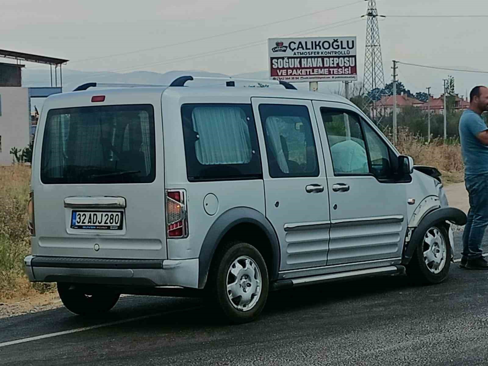 Isparta’da iki otomobil kavşakta çarpıştı: 3 yaralı