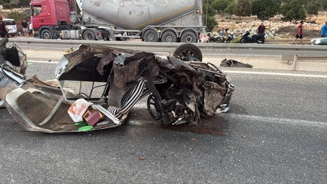 Otomobil bariyerlere çarptı: 1 ölü, 1 yaralı