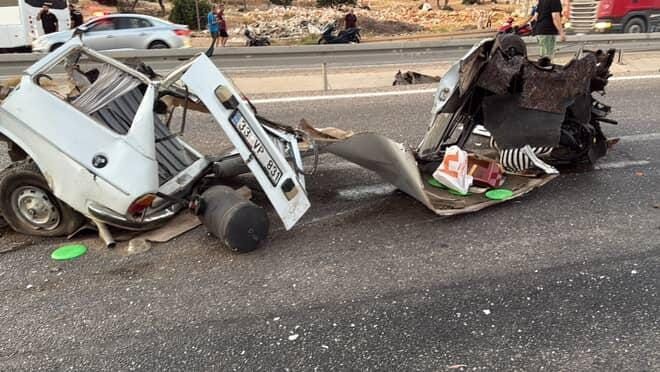 Otomobil bariyerlere çarptı: 1 ölü, 1 yaralı