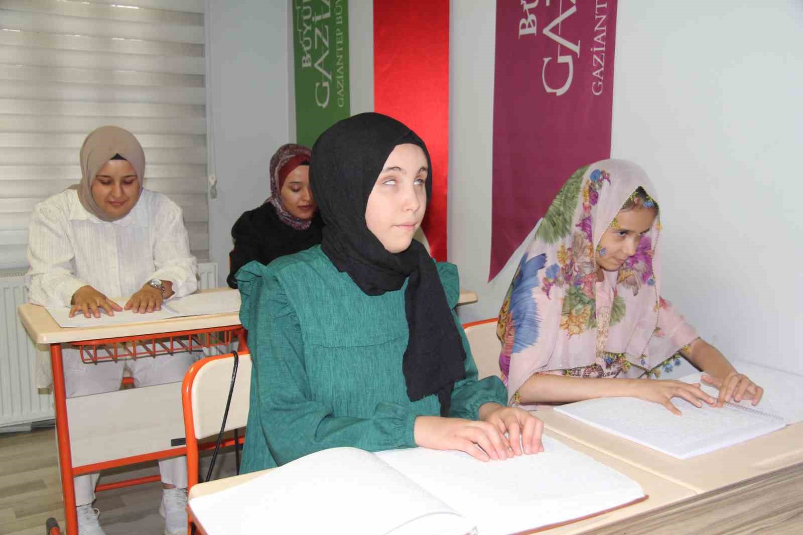 Karanlık dünyalarını Kur’an-ı Kerim ile aydınlatıyorlar