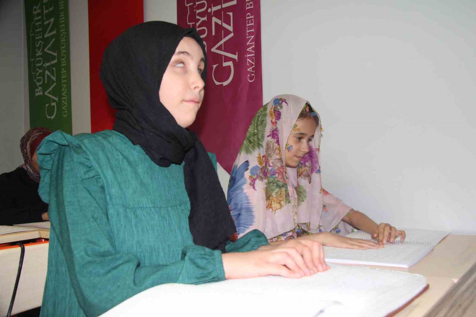 Karanlık dünyalarını Kur’an-ı Kerim ile aydınlatıyorlar