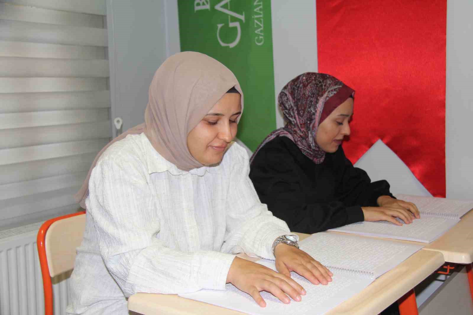 Karanlık dünyalarını Kur’an-ı Kerim ile aydınlatıyorlar