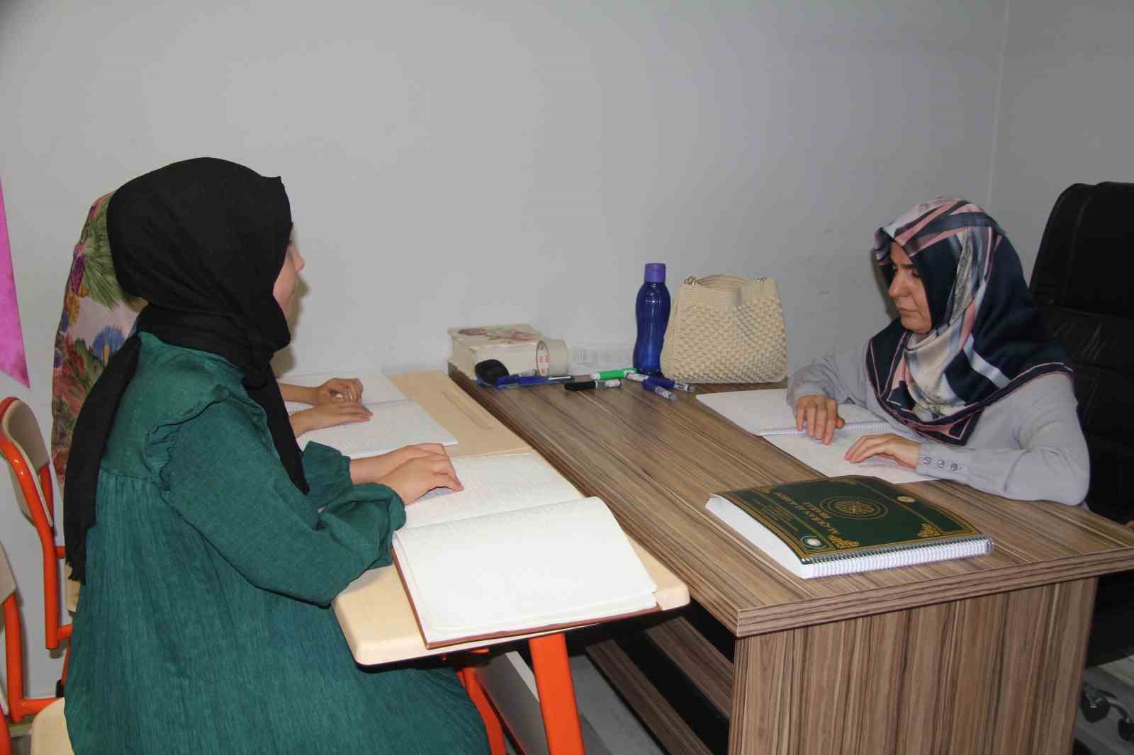 Karanlık dünyalarını Kur’an-ı Kerim ile aydınlatıyorlar