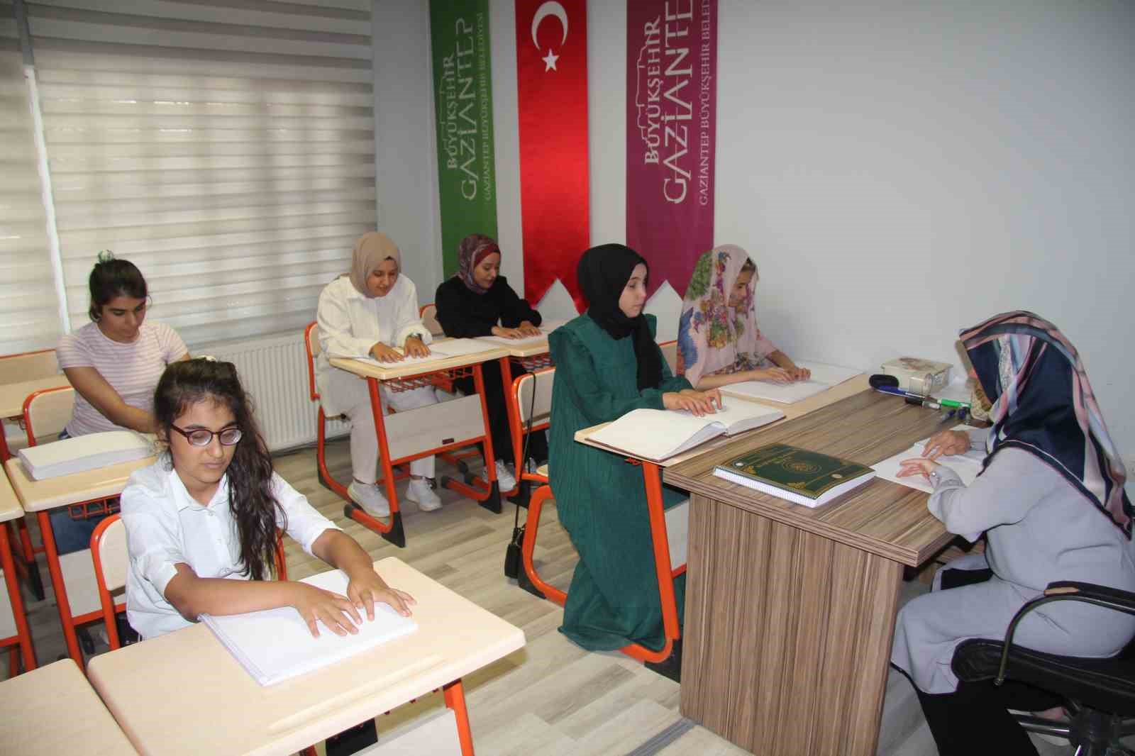 Karanlık dünyalarını Kur’an-ı Kerim ile aydınlatıyorlar