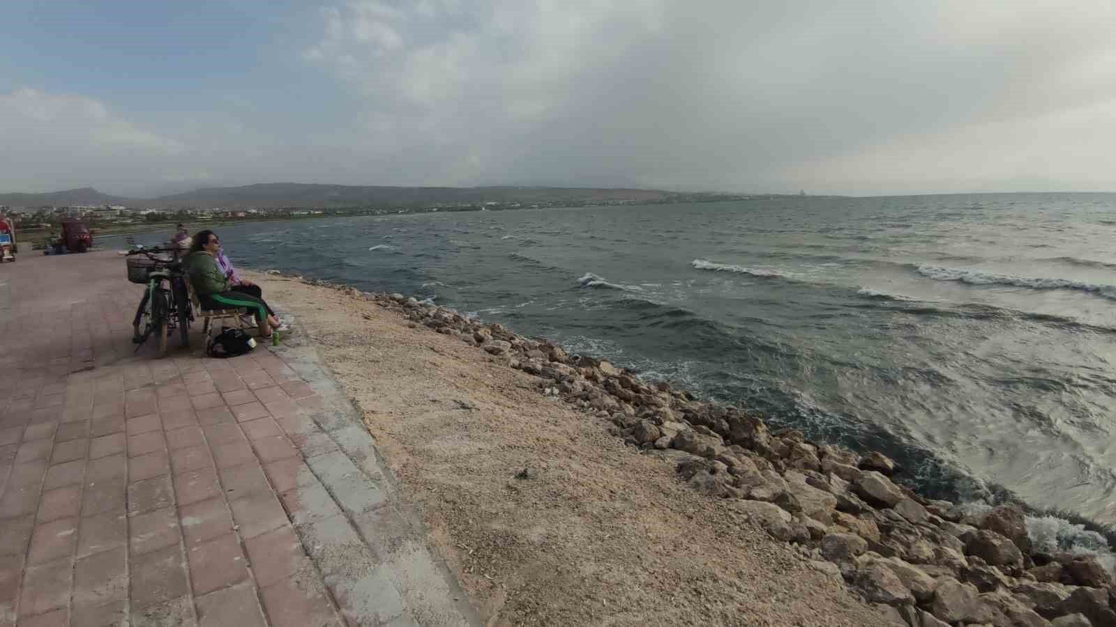 Van’da şiddetli rüzgar: Dalgalar Van Gölü sahilini dövdü