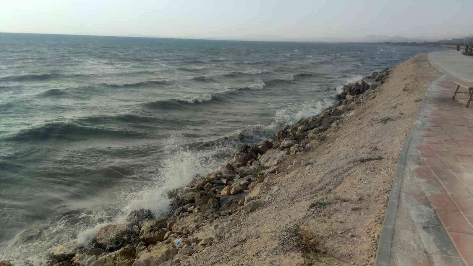 Van’da şiddetli rüzgar: Dalgalar Van Gölü sahilini dövdü