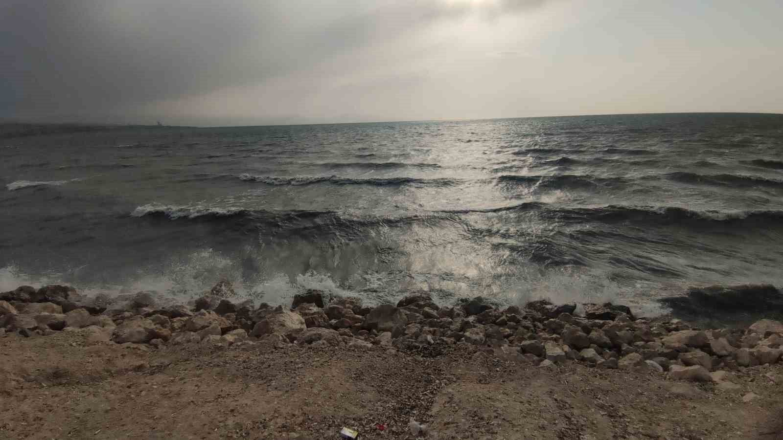 Van’da şiddetli rüzgar: Dalgalar Van Gölü sahilini dövdü