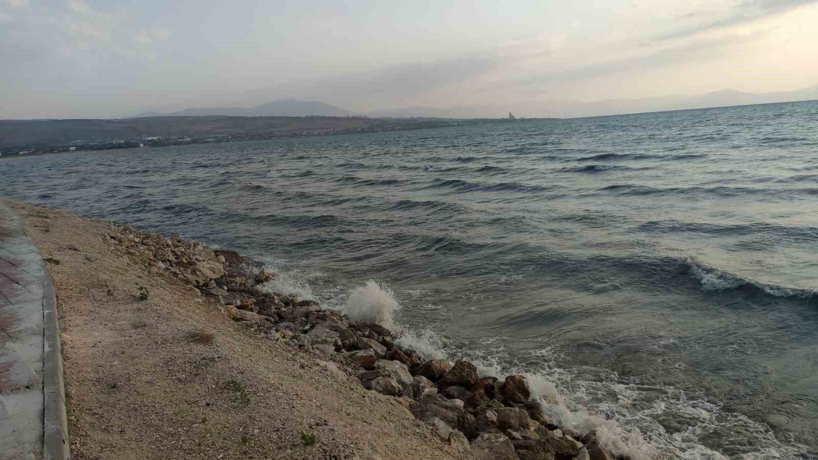 Van’da şiddetli rüzgar: Dalgalar Van Gölü sahilini dövdü