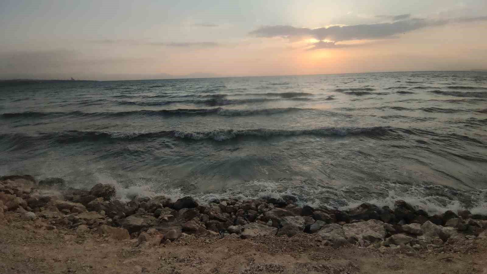 Van’da şiddetli rüzgar: Dalgalar Van Gölü sahilini dövdü