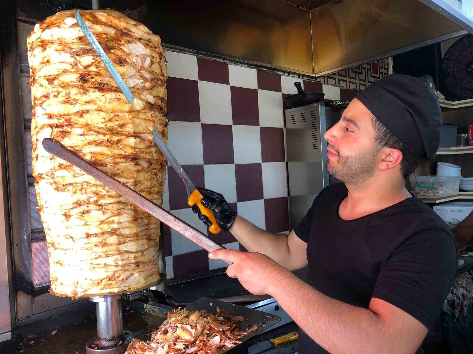 Döner ustalarının iki sıcak arasındaki zorlu mücadelesi