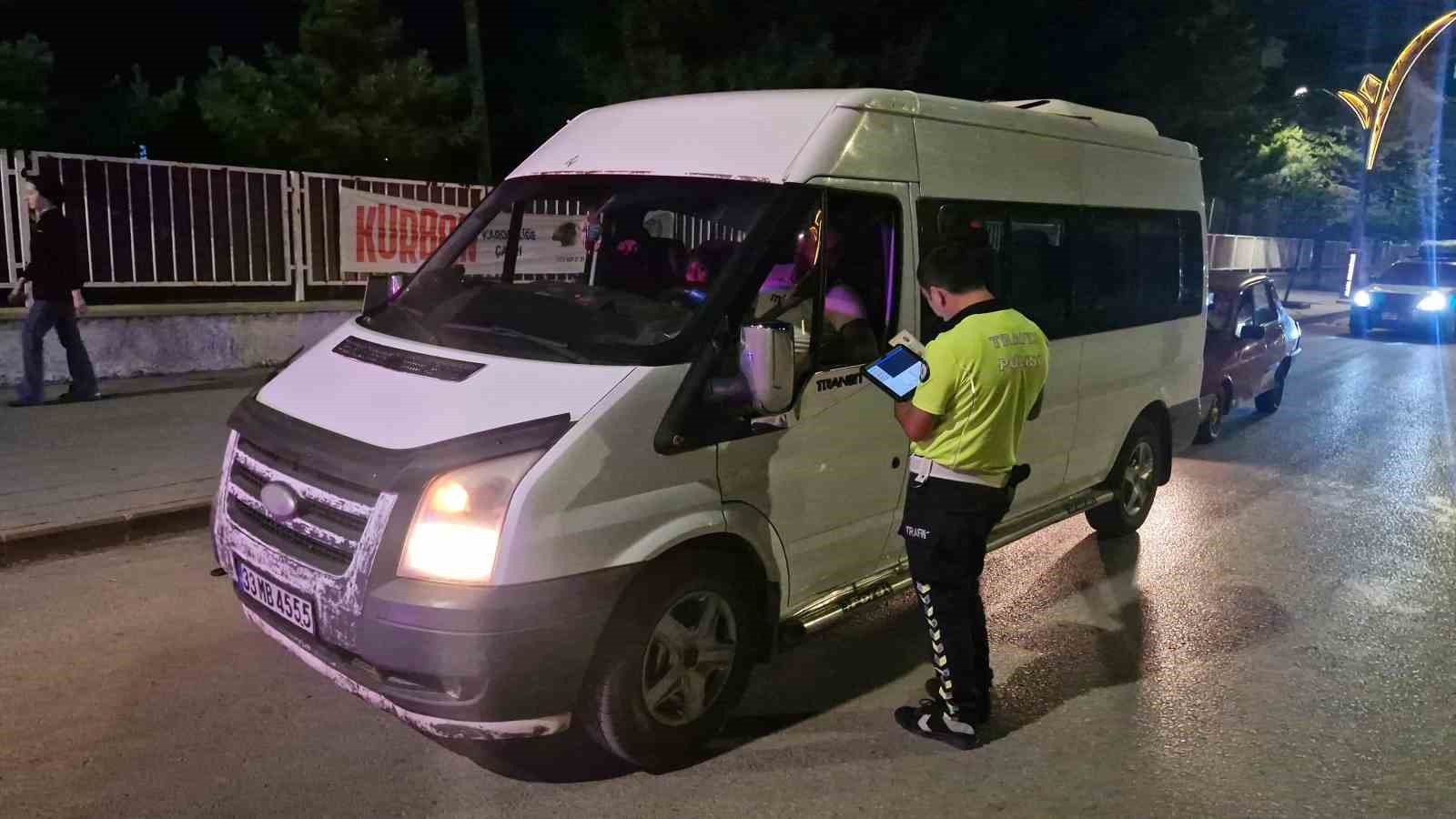 Trafik kurallarını ihlal eden 15 araç sürücüsüne para cezası