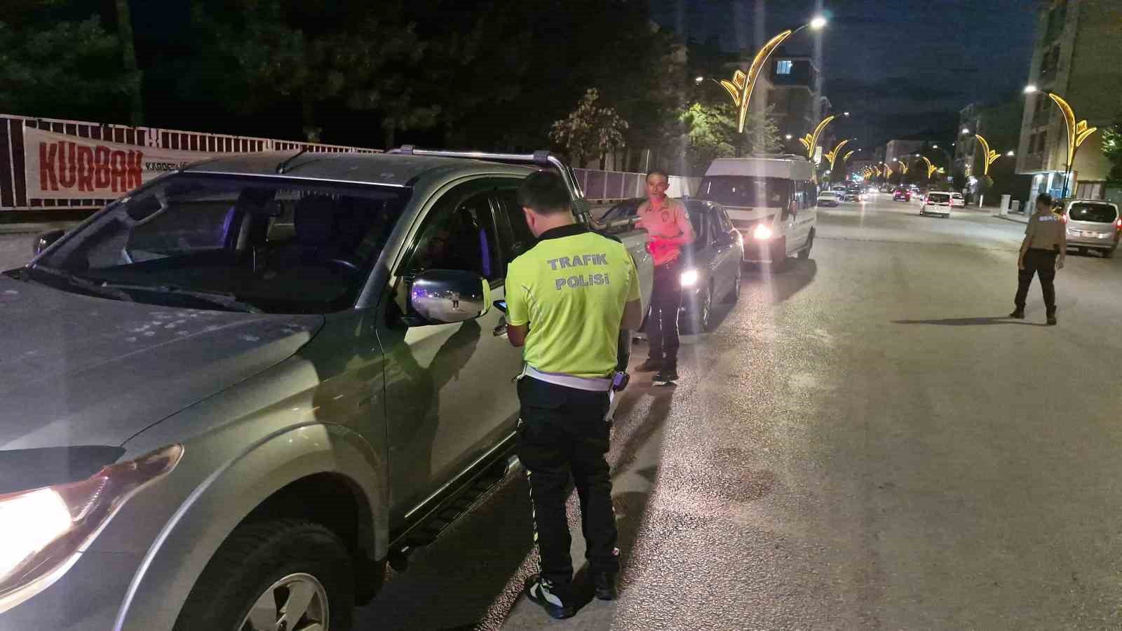 Trafik kurallarını ihlal eden 15 araç sürücüsüne para cezası